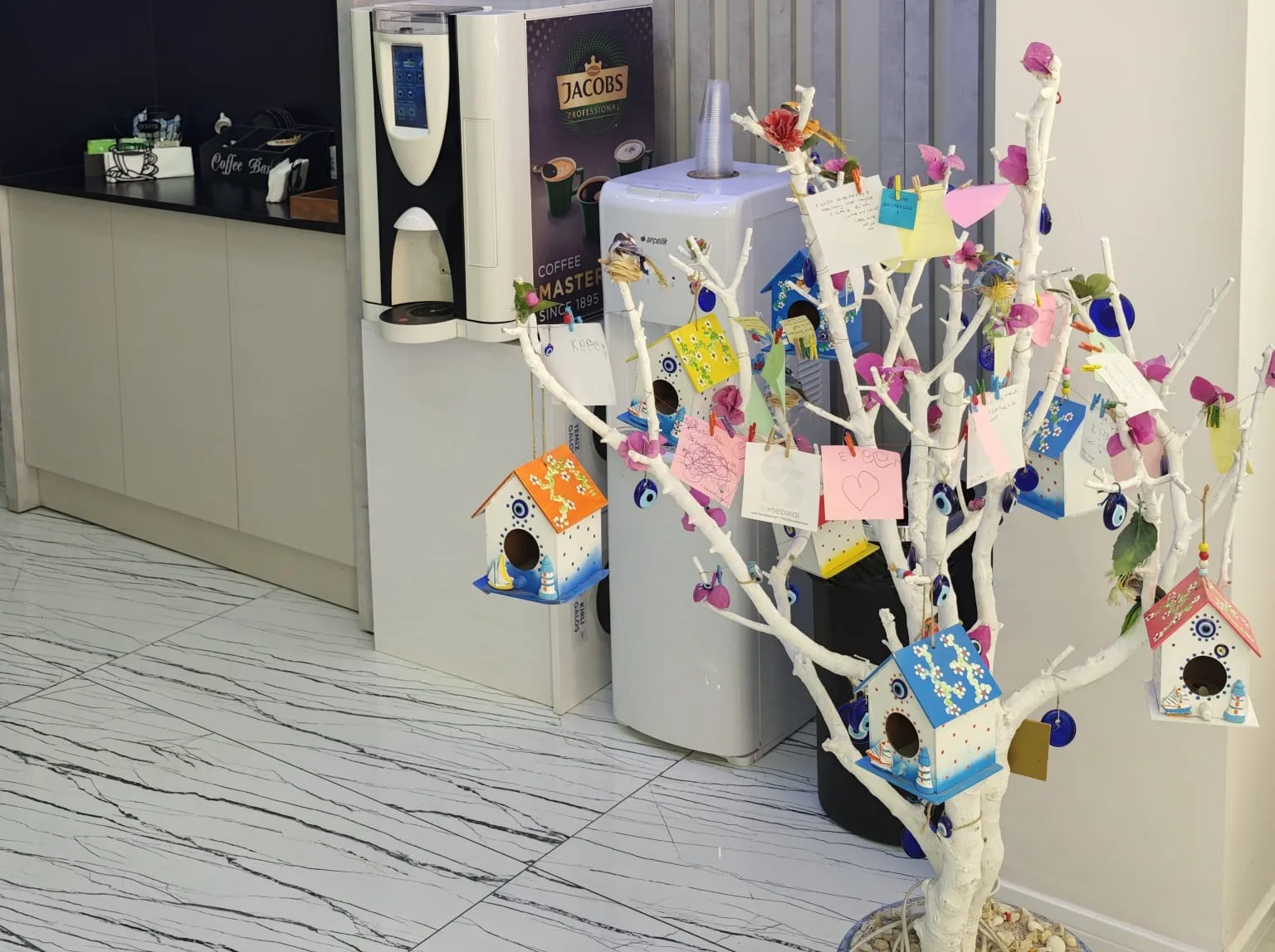 Area accoglienza pazienti internazionali con angolo caff&egrave;