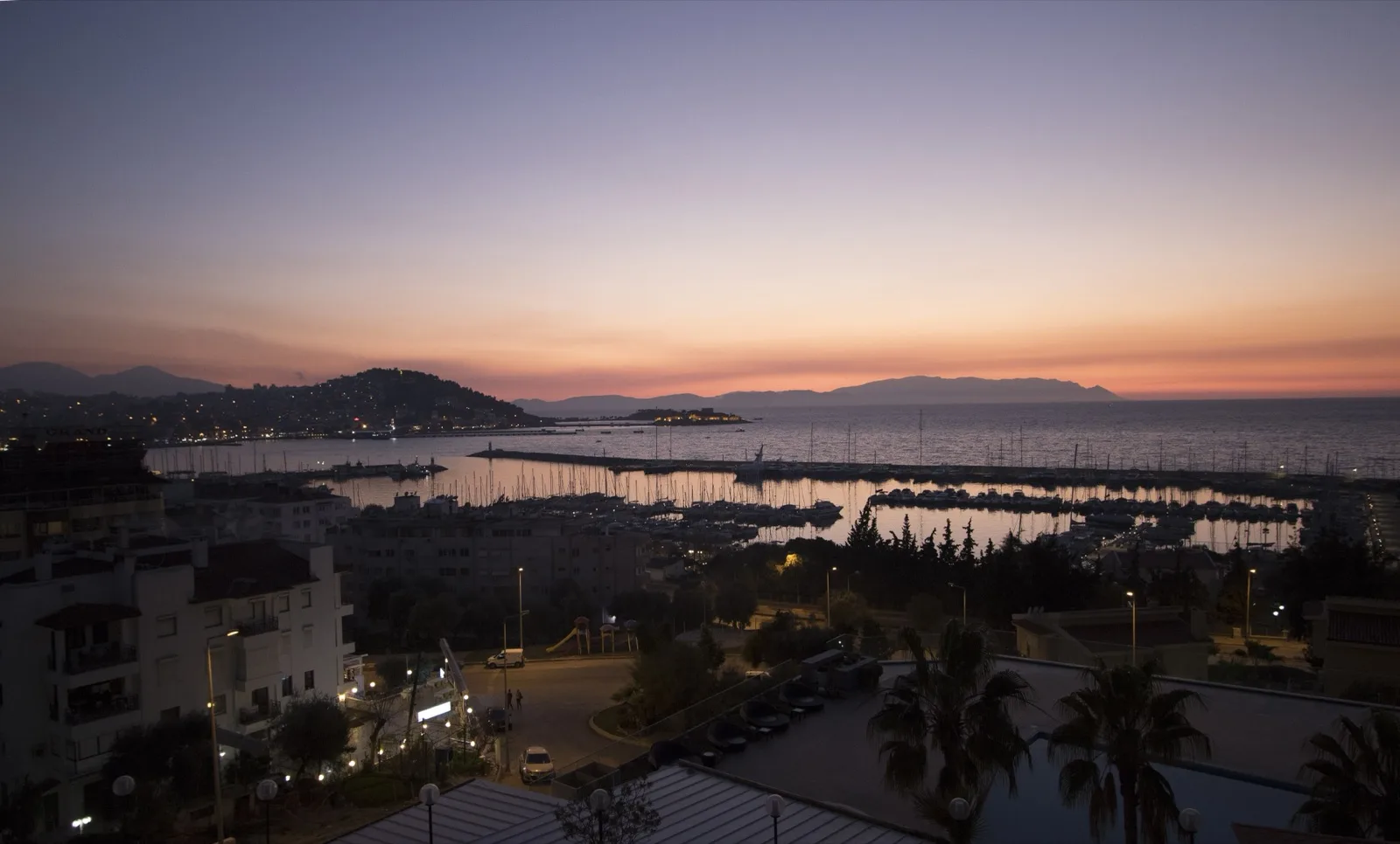 Tramonto sul porto turistico di Kuşadası, Turchia